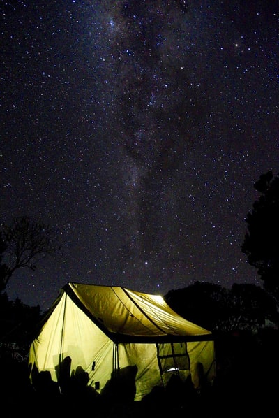 银河系在黄色的露营帐篷
